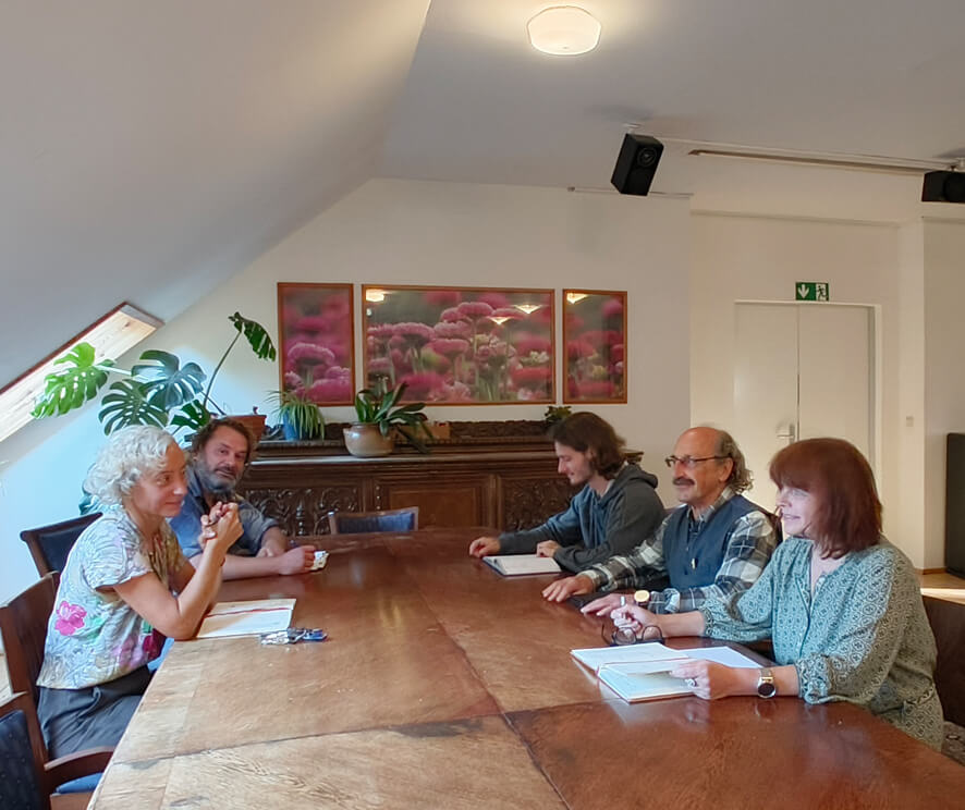 team-besprechung Teambesprechung am Tisch